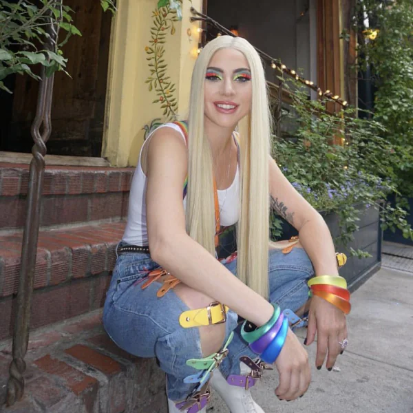 她真的又帥又美！Lady Gaga 彩虹眼影加彩虹裝　紐約力挺同志大遊行！