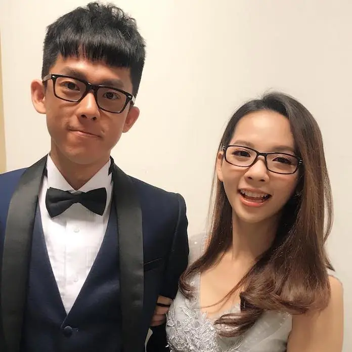 少女殺手「阿傑」燦笑歪頭甜秀「滴妹」合照　放大畫面網笑瘋：「阿滴」在你後面，他非常的火