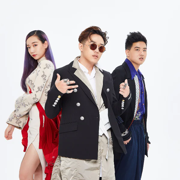 「買榜三人組」金曲獎紅毯造型超吸睛！「鄉民老婆」吳卓源裸膚禮服亮相！小編：真的辣到不行！