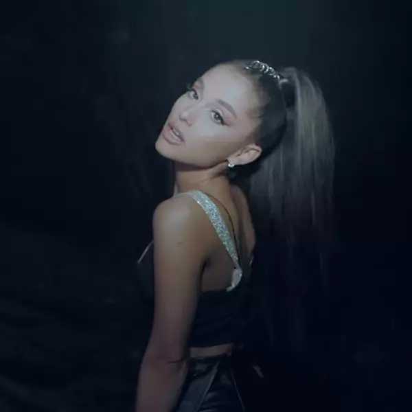 Ariana Grande 新歌攜手 Nicki Minaj 卻失利？〈The Light Is Coming〉被罵爆：「慘不忍睹」！