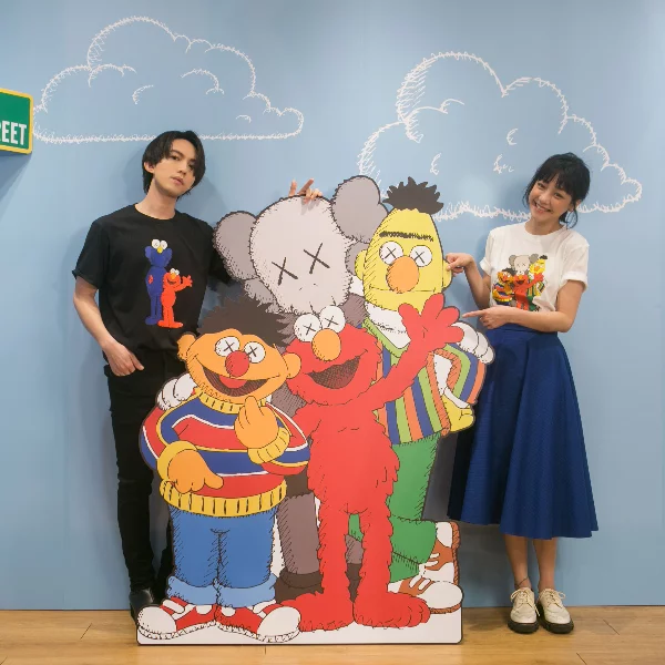 KAWS x UNIQLO UT x Sesame Street 週五正式開賣！林宥嘉、謝欣穎搶先著用示範