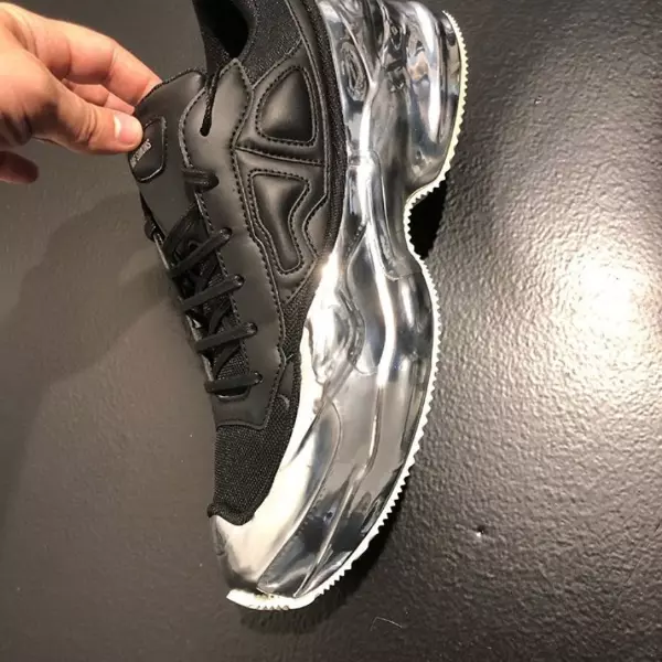 老爹鞋金屬加持！最新 Raf Simons x adidas Ozweego 前衛華麗搶先亮相