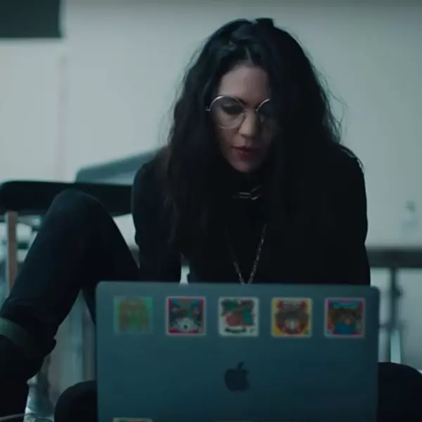 看過 Apple 這個廣告後，你會了解富豪 Elon Musk 為何愛上這位「怪異」女生！
