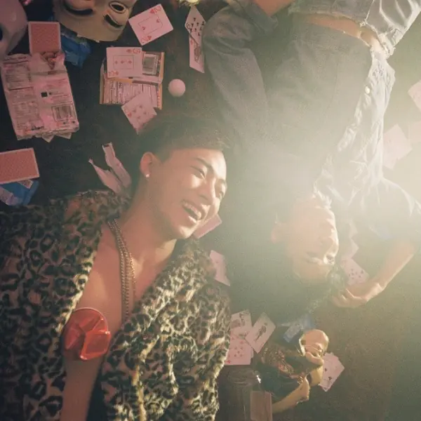 樂壇新星 ØZI 偶像包袱丟一邊！找來 XXXTentacion 曾合作導演拍攝新曲 MV　對上爵士女伶 9m88 不害羞！