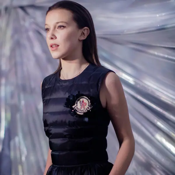 《怪奇物語》女主角 Millie Bobby Brown 米蘭時裝週上穿 Moncler 最熱話題的「天才項目」成焦點！