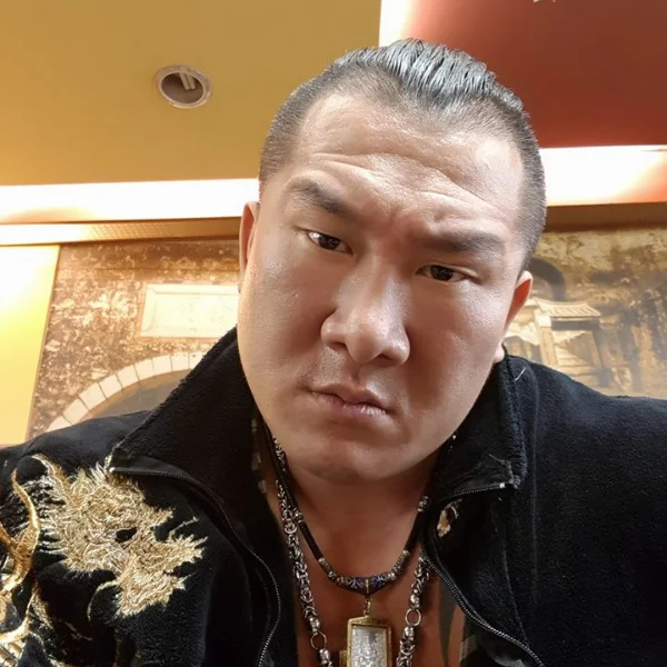 想不到吧！霸氣鐵漢18歲青澀照出土　網驚嘆：「館長」竟然也走過偶像路線？