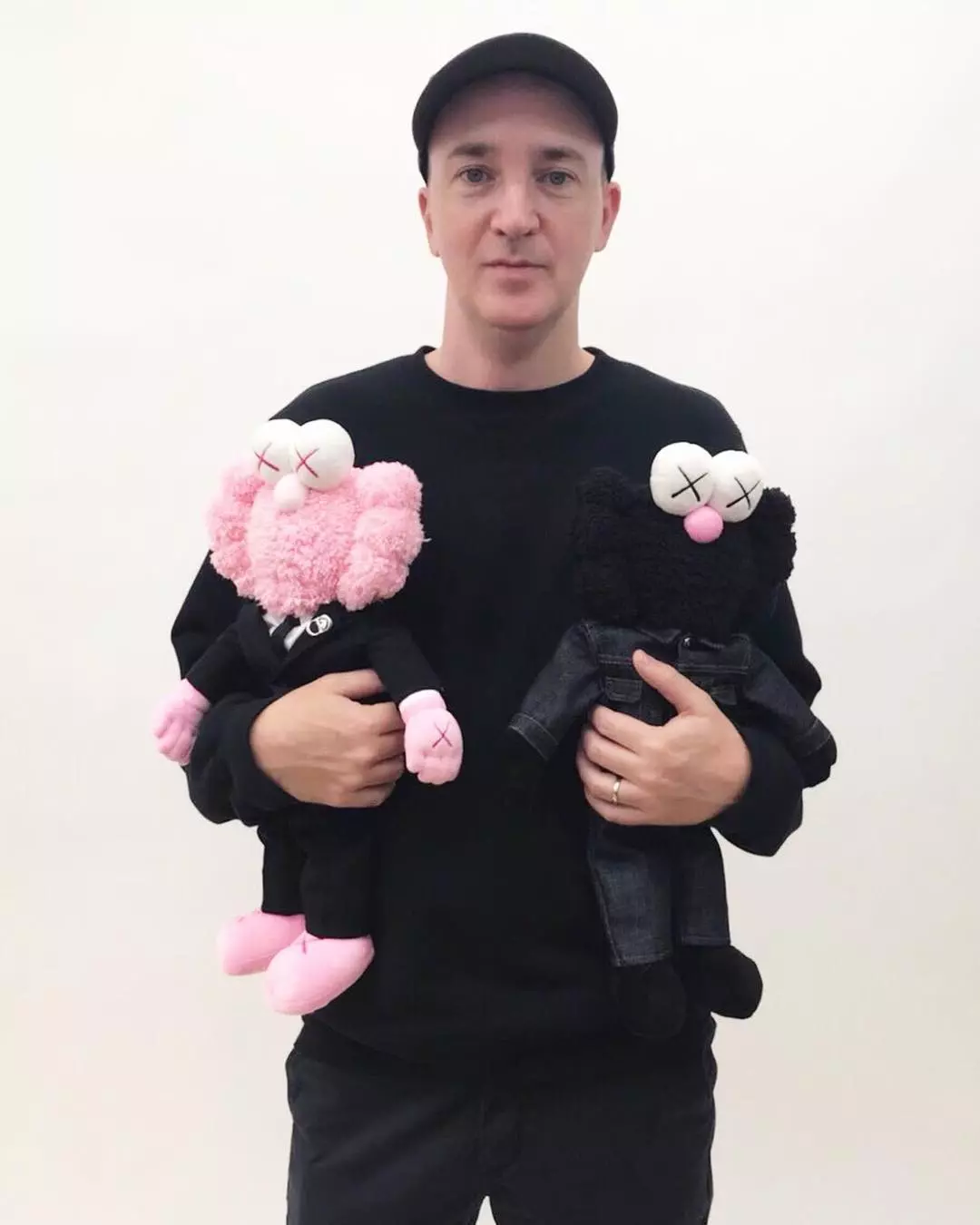沒在開玩笑！Dior X Kaws 出現在 Stock X 竟要天價 427 萬美元！  網友：這價錢已經可以買房了⋯⋯