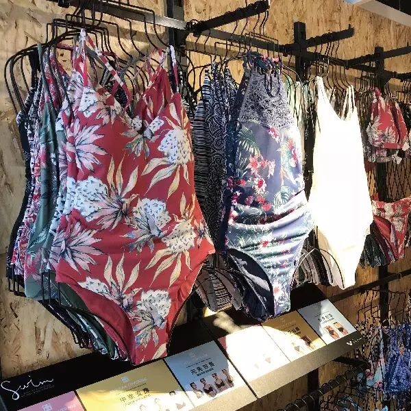 QUIKSILVER & ROXY夏日快閃店在這裡！引進比基尼版型、衝浪褲款指南 完美你的盛夏海灘風格
