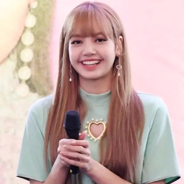 馬上賣光光！BLACKPINK Lisa 「胸口愛心裝」現身簽名會，粉絲大呼: 好愛她！