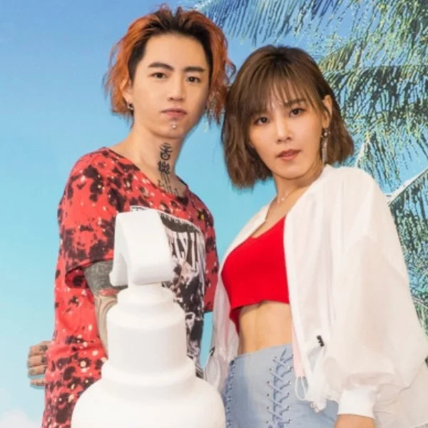 大讚謝和弦是好老公代表！R-Chord 送上神秘禮物，李佳薇直呼：不愧是很會疼老婆的