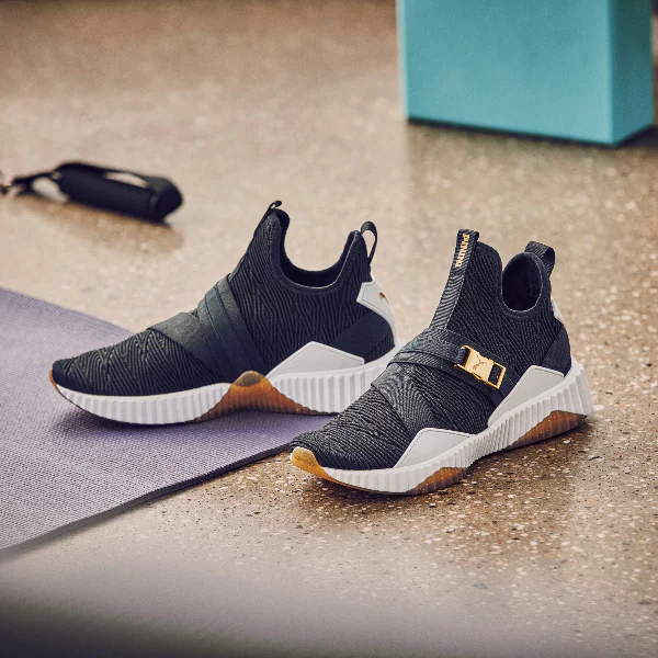 有了它，讓你輕鬆揮別舊愛！ Selena Gomez 新歡 PUMA DEFY Mid 展現運動時髦新風潮！