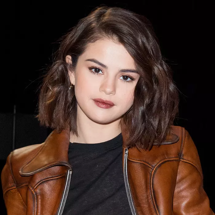 如何一邊到迪士尼遊玩一邊鍛鍊身材？學 Selena Gomez 這樣穿就對了！