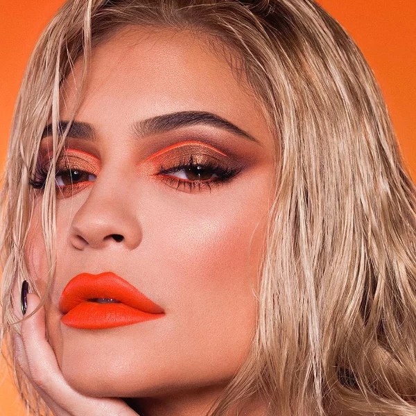 本週五發售！Kylie Jenner 個人推特無預警曝光 Kylie Cosmetic 全新夏日系列照片！