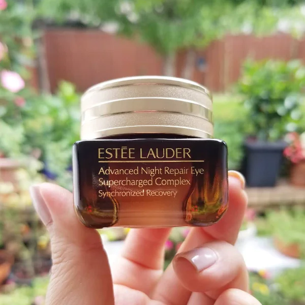 熬夜追劇也不怕！Estée Lauder「超能小棕眼」3 週淡化黑眼圈、細紋、眼袋就靠它！