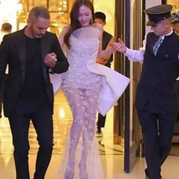 尺度爆表！潔西卡amfAR 仙裙「大走光」，網友：真是美麗的意外！