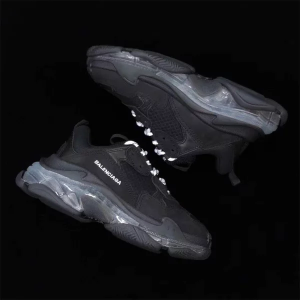 顏值更勝以往！「硬體更新」後的 BALENCIAGA Triple S 有讓你心動了？