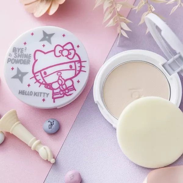 Za x Hello Kitty 萌軍來襲！限量蜜粉餅就是要擊潰油光，補妝時也要令人稱羨！