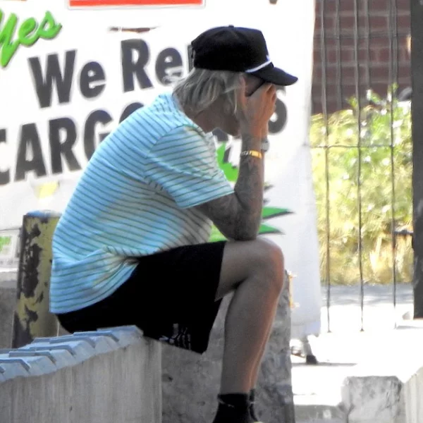 小賈遭遇什麼打擊？小賈被目睹獨自坐在紐約街頭掩面哀傷神情