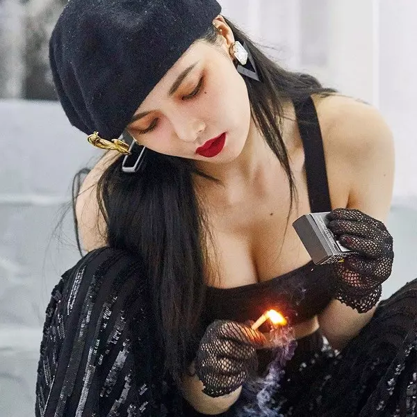 性感爆棚！「性感小野馬」泫雅新歌「玩火造型」帶動韓國最新時尚！