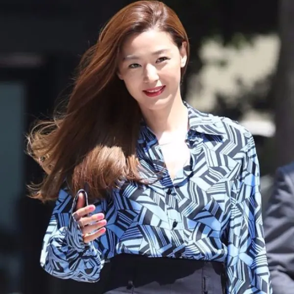 千頌伊回來了！全智賢「產後」超時尚公開亮相，迅速回復完美身材！