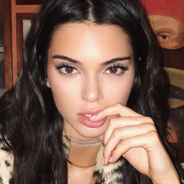 完美身材！第一超模Kendall Jenner 秀曲線，塗鴉包包很帥氣！