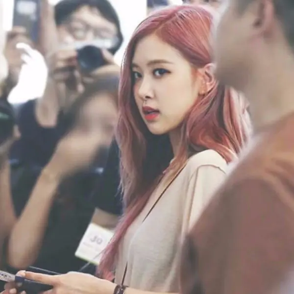 粉絲瘋狂！BLACKPINK Rosé 新髮型亮相，上衣卻「意外曝光」！