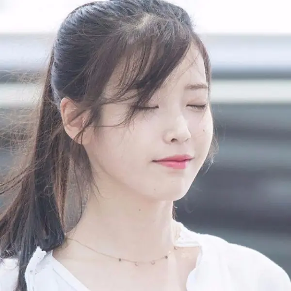 與潔西卡撞衫！「國民妹妹」 IU 私人婚禮獻唱，美妙嗓聲如天籟！