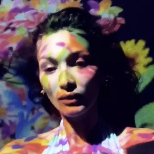 貝拉哈蒂德和威肯復合後超甜蜜，一同去看光雕展 IG 曬恩愛！