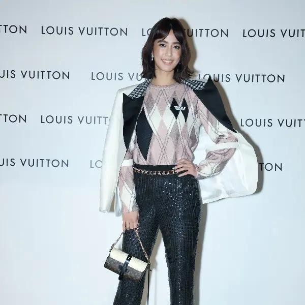 「LV 首間女裝快閃店今日登場」陳庭妮、簡嫚書、Akemi 眾女星現身比美度！莫莉：「整間玻璃屋在貴婦百貨裡超震撼！」