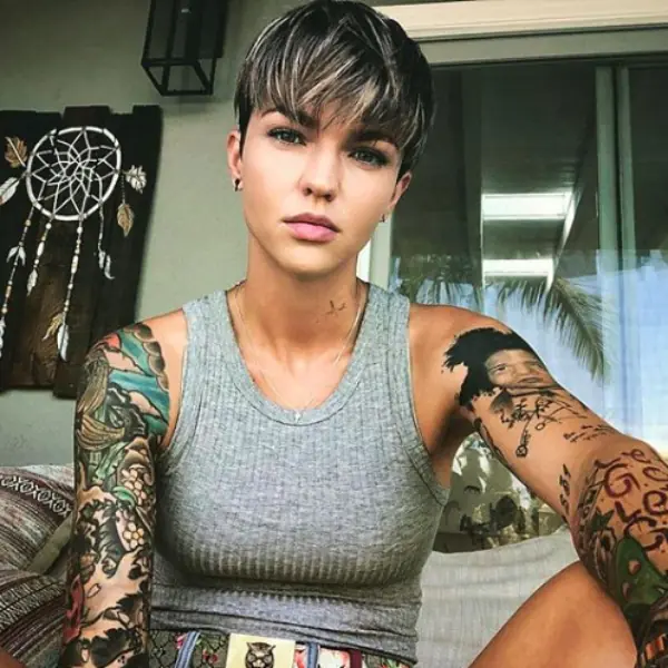 身上共有 109 個刺青！Ruby Rose 帥氣炫耀：我刺青是為了創造回憶，每一個都有意義