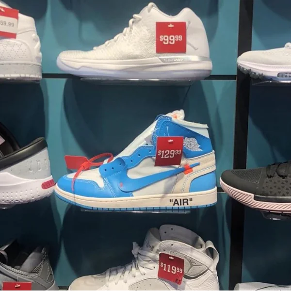 Outlet 神鞋再一發！搶翻天的 The 10 Air Jordan 1 UNC 配色竟出現賣場還 4000 有找？