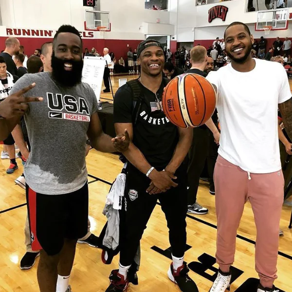 後撤步最高境界！Westbrook 當 Harden 面模仿招牌動作 球迷看完表示「根本一模一樣！」