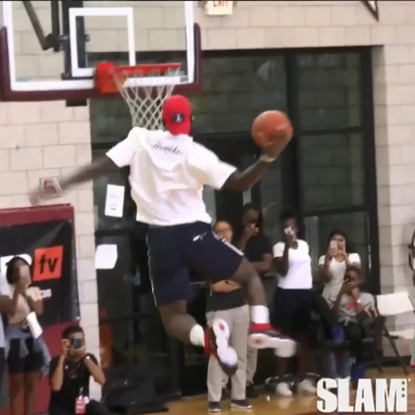 陪兒子征戰比賽！LeBron James 手癢下場秀風車灌籃還遭國中生「拉弓」嗆聲