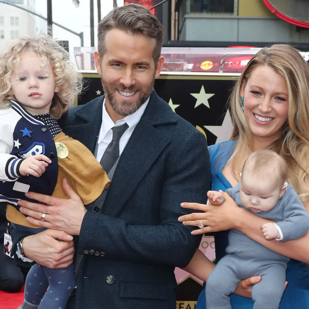 當女兒驚喜出現在 Taylor 演場會，Blake Lively 鬼馬夫妻的反應超有愛！