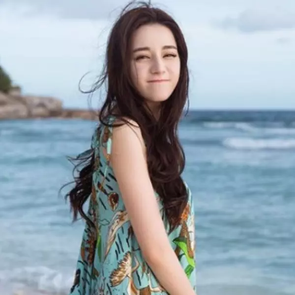 絕世美顏！迪麗熱巴「俏皮」錄新旅遊節目！「美人魚裝」來頭不小！