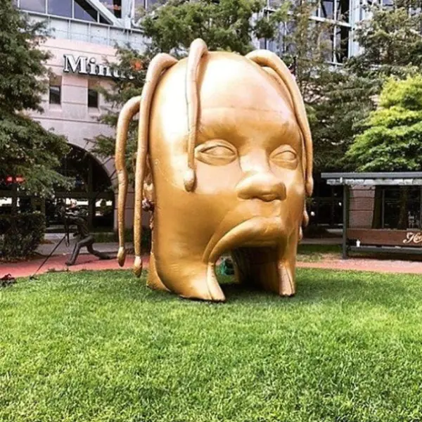 有幾 ％ 像？Travis Scott 宣傳新專輯《Astroworld》竟在美國各地擺放「巨型充氣頭像」！