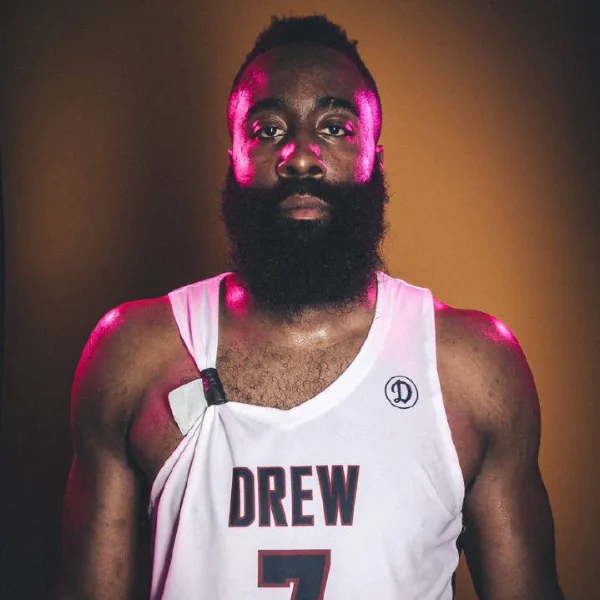 忠誠度破表！James Harden 出席德魯聯盟遮住贊助品牌Logo  並曝光新一代戰靴