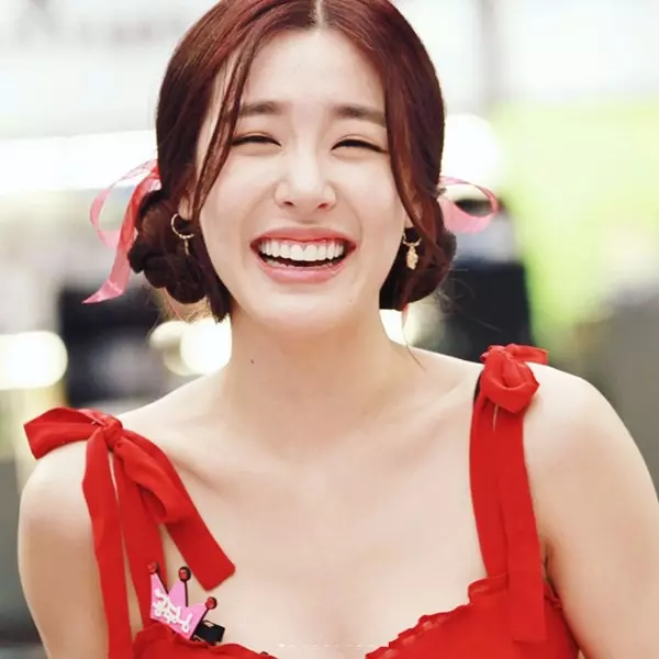 險曝光！Tiffany 生日「低胸洋裝」勺冰淇淋！網友幽默表示：可以再低一點！