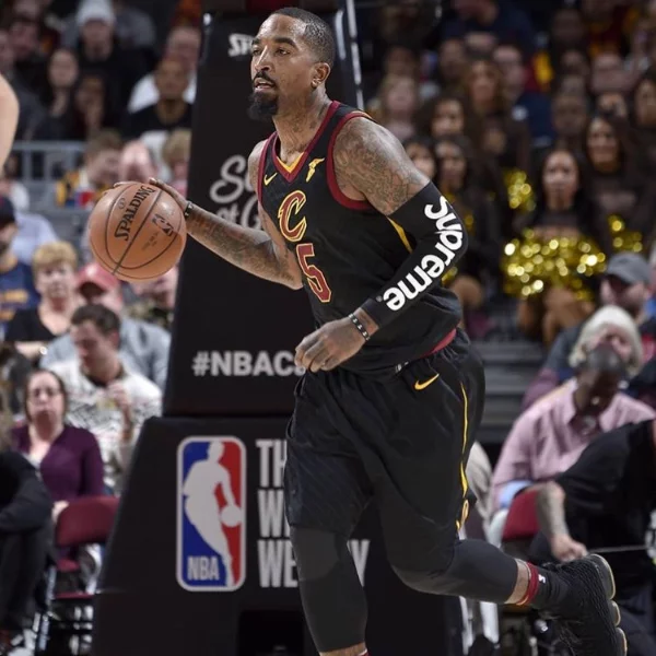我的忠誠你看的見！神經刀 JR Smith 竟將潮流品牌「Supreme」刺在小腿上！
