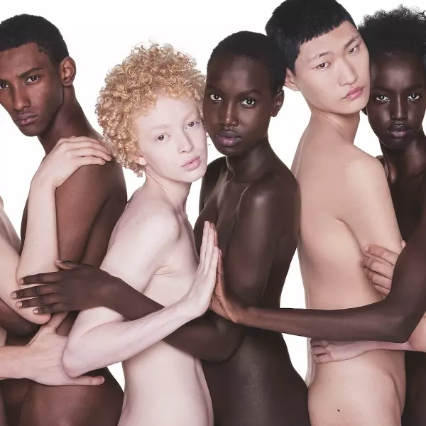NAKED, JUST LIKE 班尼頓全新企業視覺形象全裸互擁再次為民族融合發聲