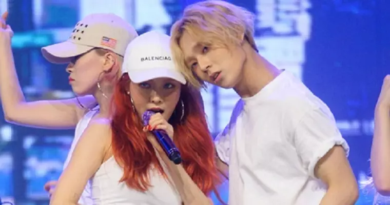 泫雅認愛後首度與 E’Dawn 登台　不慎跌倒被男友一把扶起