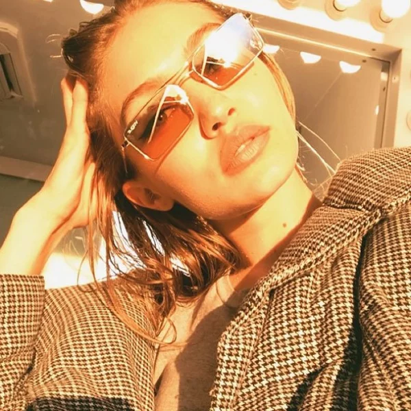 Gigi 及 Bella Hadid 把這款太陽眼鏡戴紅了！齊來挑戰 Micro Sunglasses