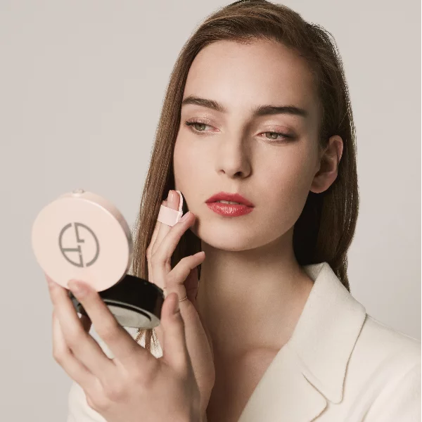 網友：剛發薪，這樣對嗎？Giorgio Armani 推出「粉嫩桃色氣墊」，妝效根本水蜜桃啾 C