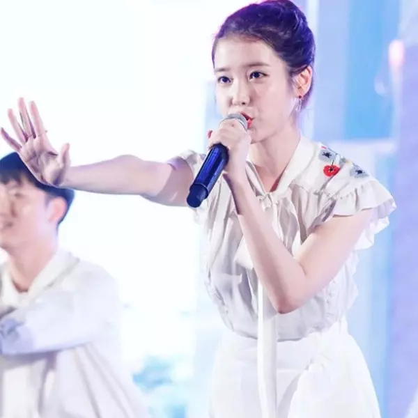 新歌狂掃七大音源榜！IU「公主風」出席夏日盛典眾人搶拍！