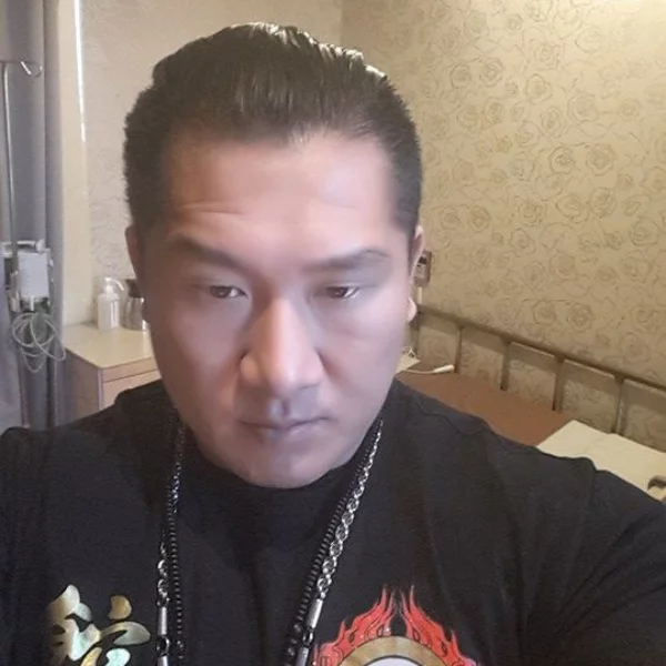 鐵腕形象敗給「他」？！美編堅決否認抄襲，館長卑微代道歉直言：我開除不下去