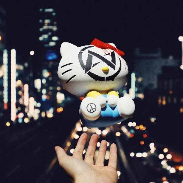 無嘴貓的逆襲！「UNDER PEACE x HELLO KITTY」限量聯名公仔登場！
