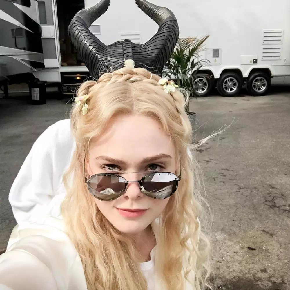 好萊塢小公主 Elle Fanning 也戀愛中？對象竟然是年紀大她 12 歲的這位！
