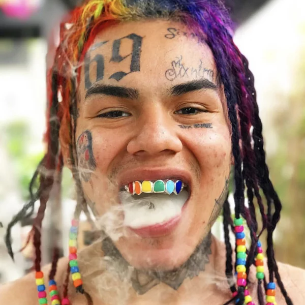 刺青師評價年輕 Rapper 流行的臉部刺青　被吐槽「搞得像高中課桌椅塗鴉一樣」！