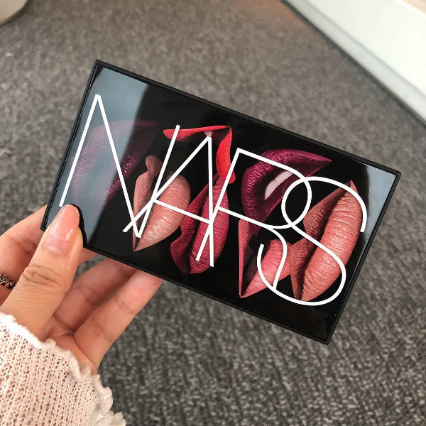 NARS 推出「 7 款但丁原罪盤」，小編：唇彩 8 色讓人想犯罪...