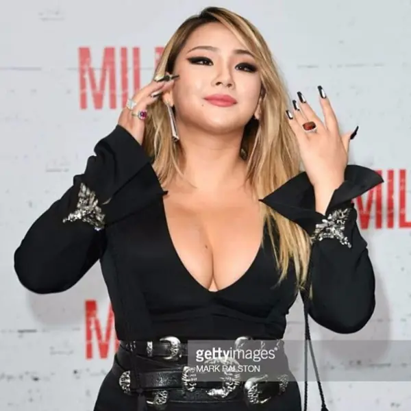 姊不胖是胸大！CL 「暗黑系爆乳裝」出席《拳力逃脫》 LA首映會！
